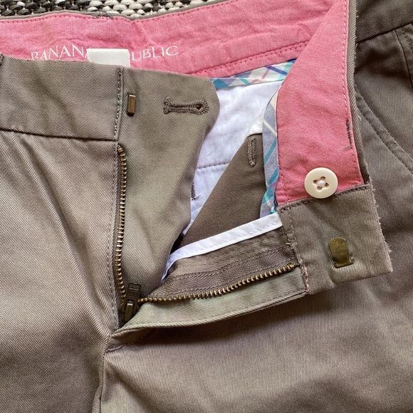 Banana republic khaki shorts. Size 2P - Picture 4 of 8